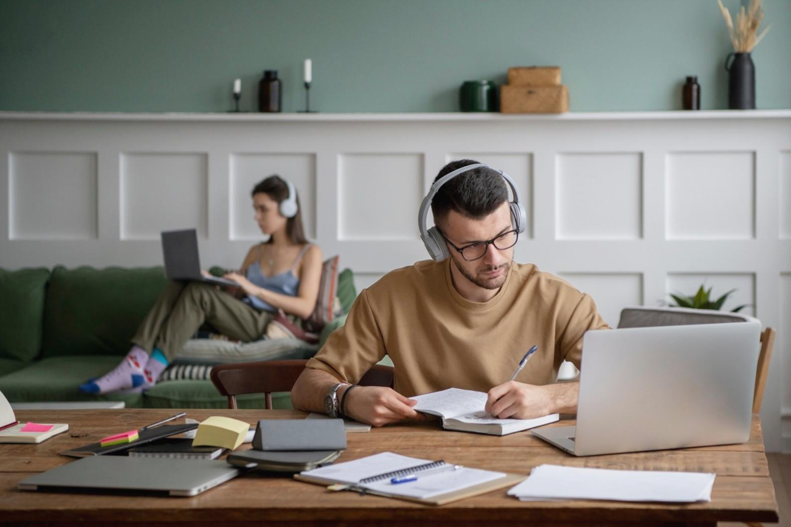 Profesional trabajando en análisis financiero con documentos y calculadora